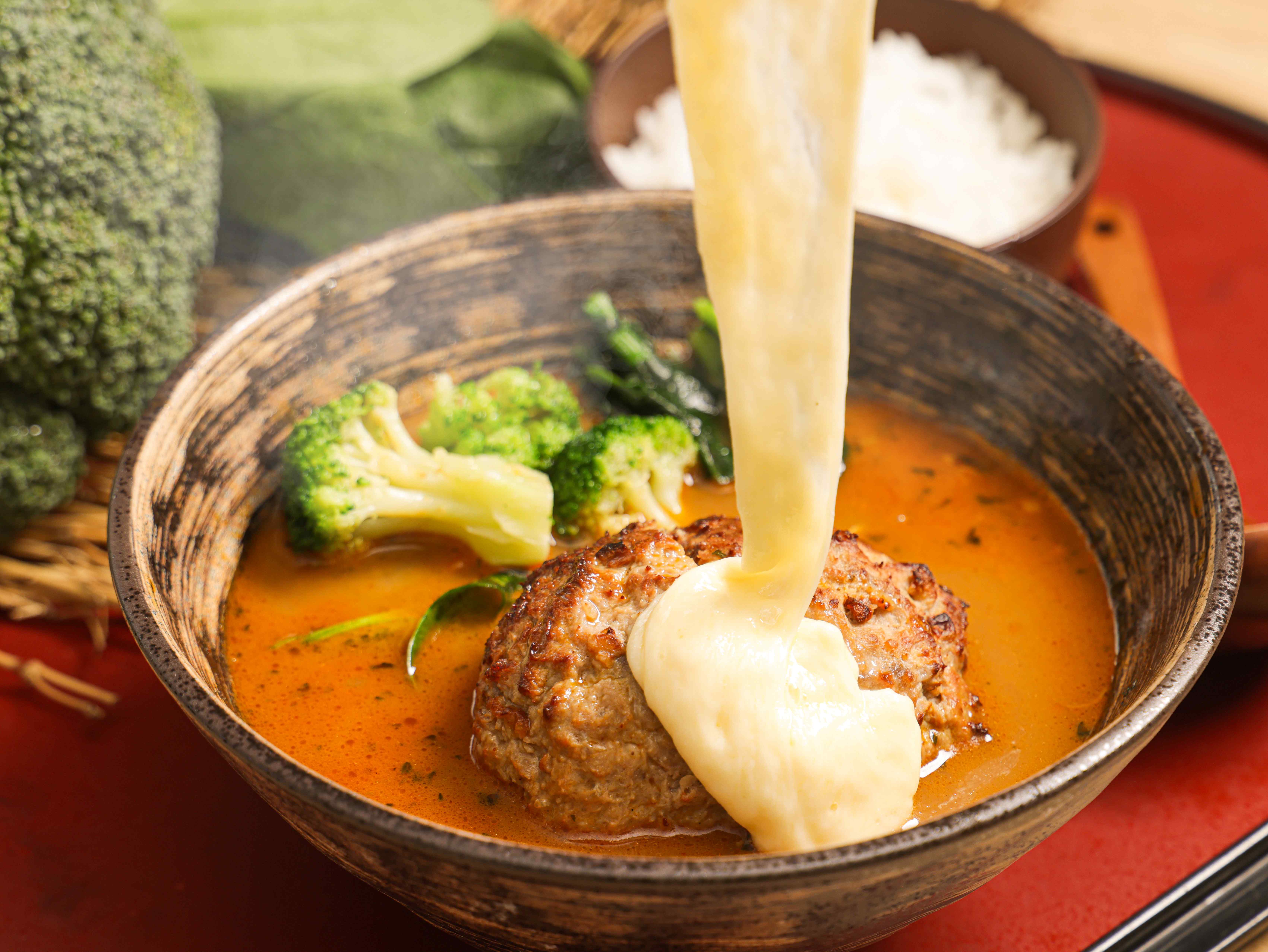 とろけるチーズとおくしばーぐのスープカレー